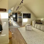 Aurora Loft - - Panoramic Views & Free Parking
