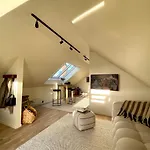 Aurora Loft - - Panoramic Views & Free Parking *